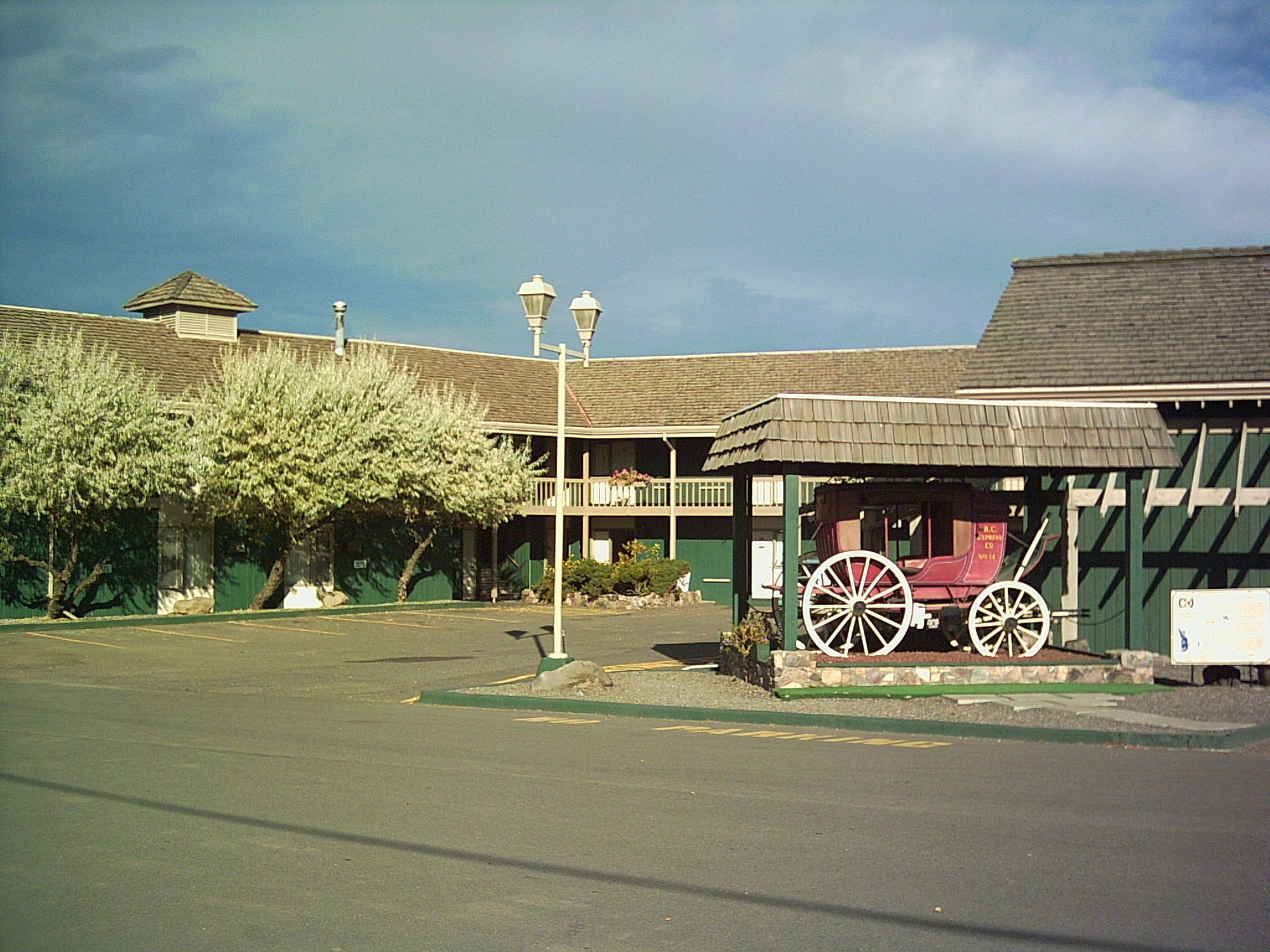 Red Coach Inn 100 Mile House Exterior foto